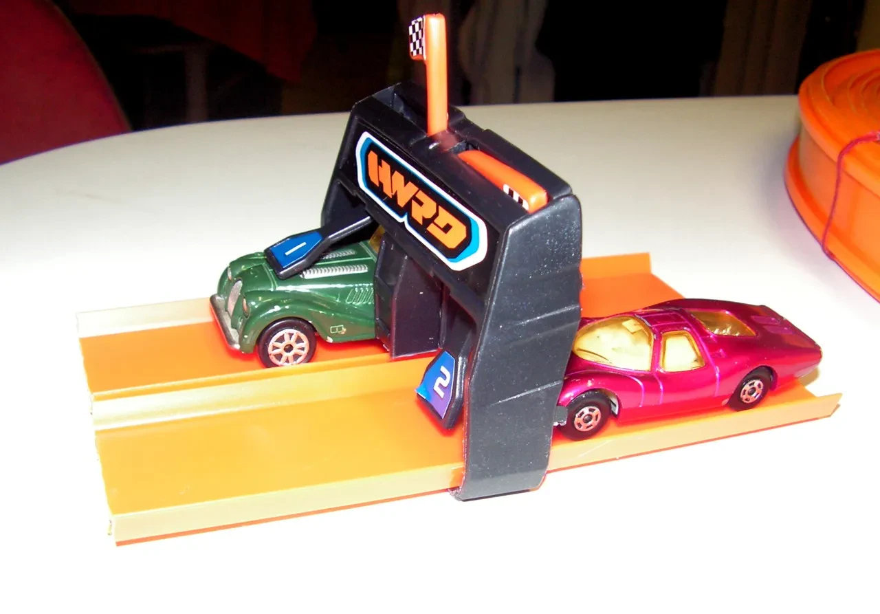 Diecast drag racing track with added features 2024