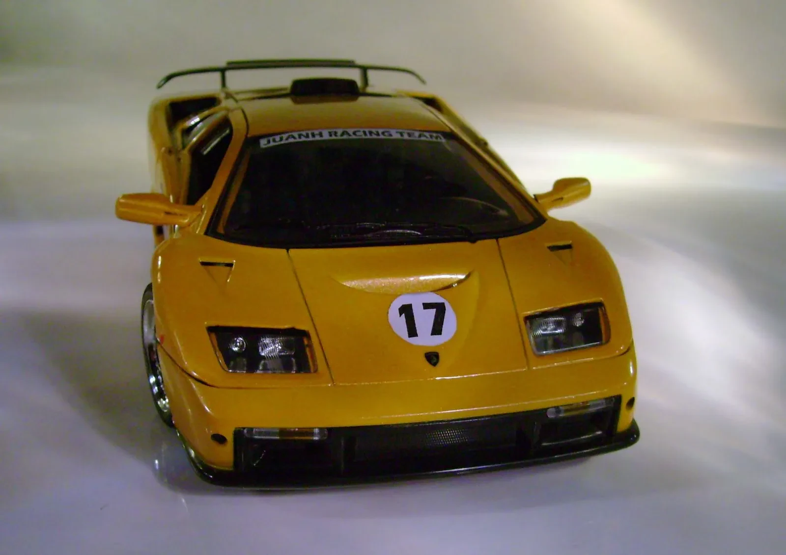 img/3041_diecast-central-your-guide-to-the-awesome-world-of-tiny-cars.webp