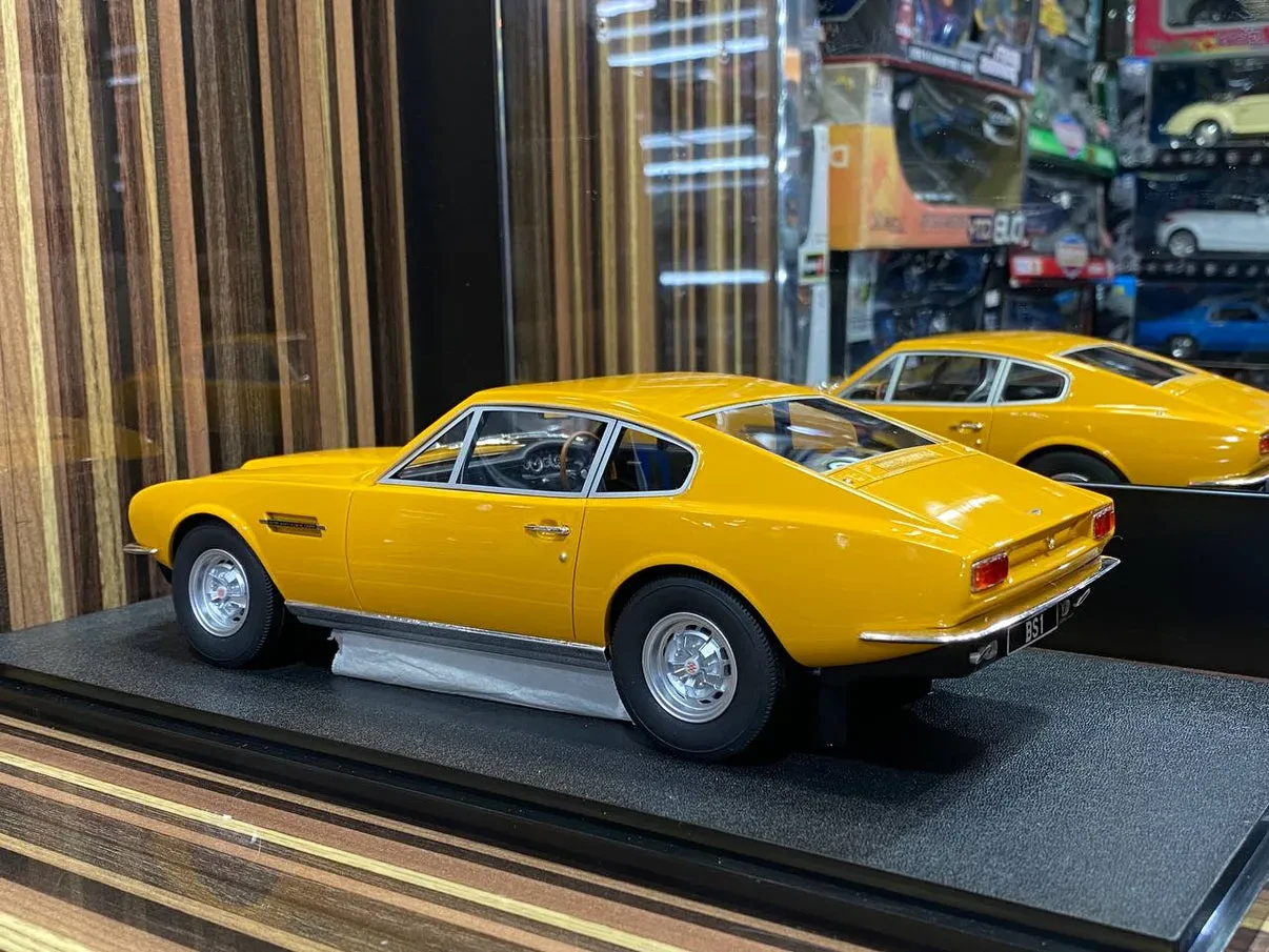 Aston Martin DBS 118 diecast display case