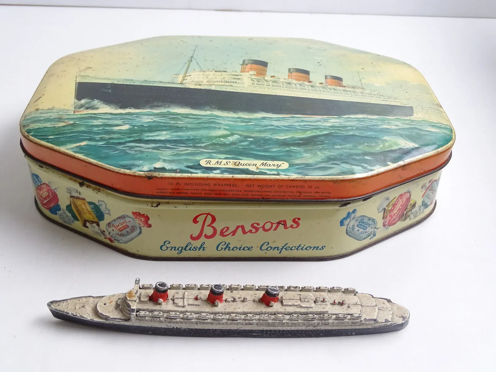 Queen Mary 2 diecast model