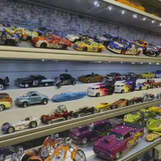 img/3187_diecast-car-shows-a-fun-world-of-tiny-cars.webp