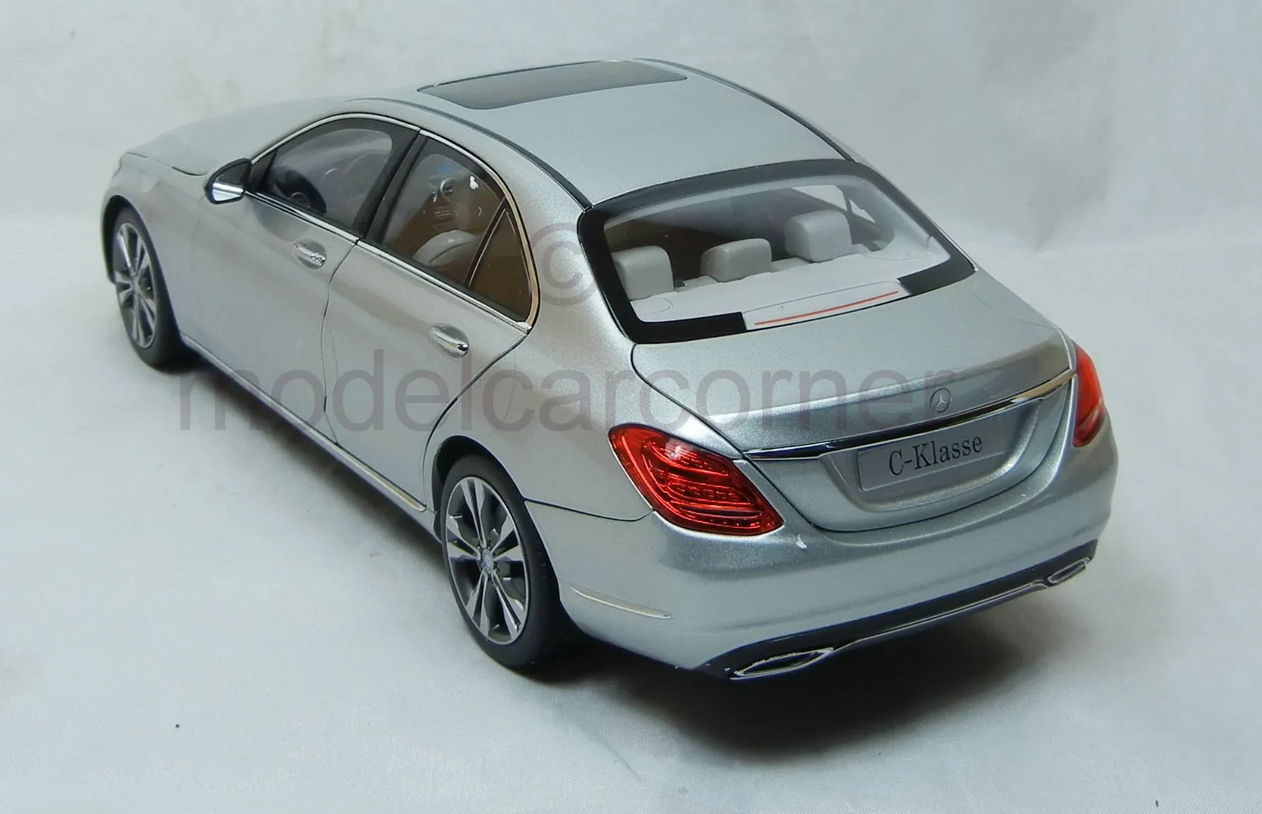 1:18 scale Mercedes E-Class diecast