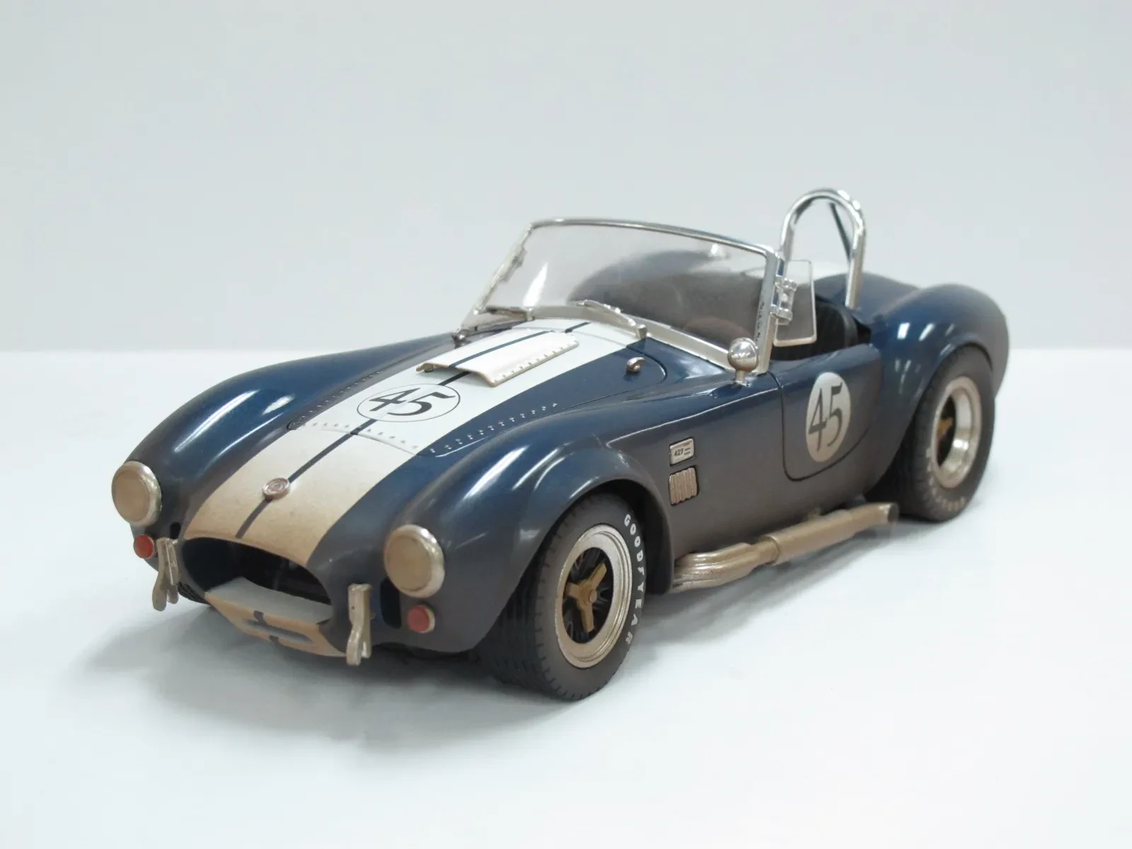img/3256_shelby-collectibles-164-diecast-cars-a-detailed-look.webp