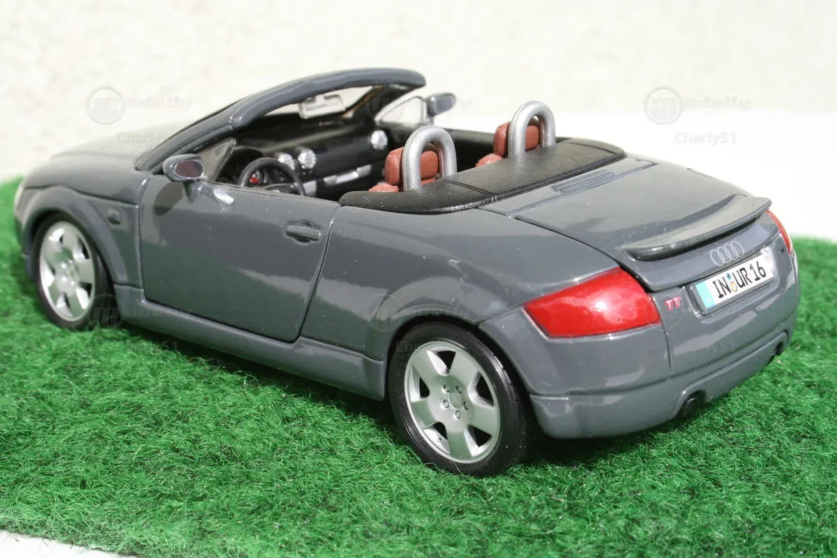 Audi R8 diecast model 1 18 Maisto