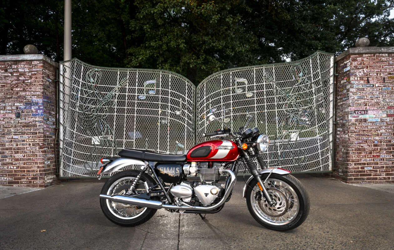 Triumph Bonneville T120 diecast model 2024