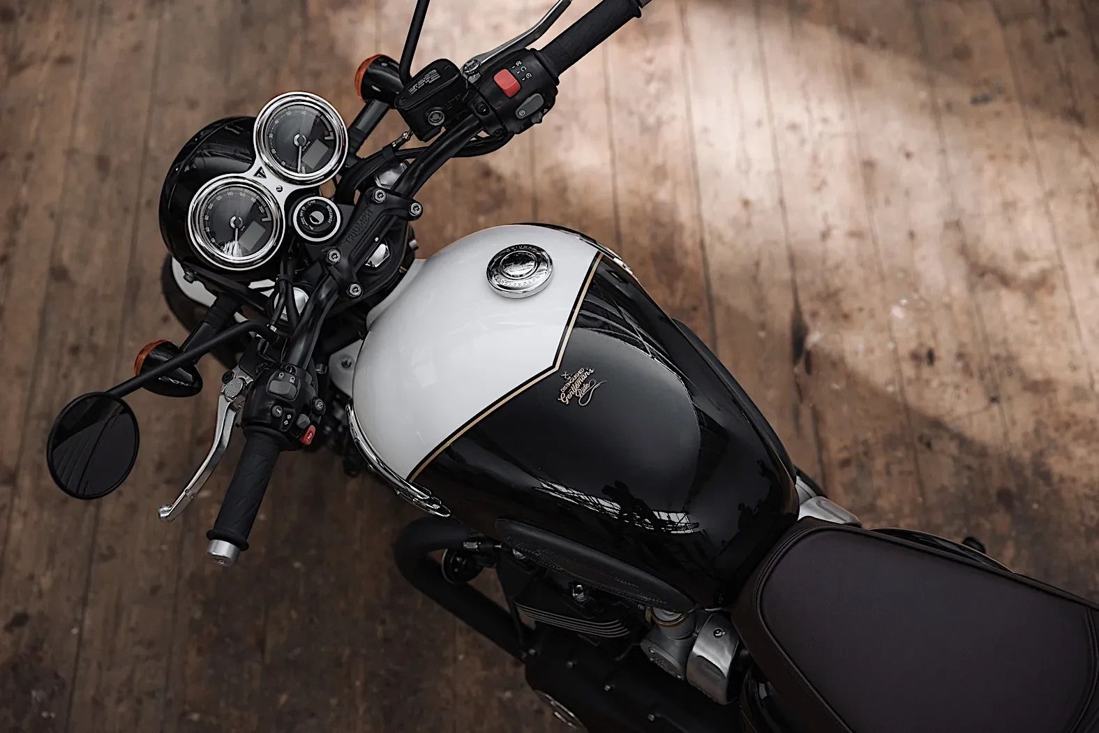 Triumph Bonneville T120 diecast model engine details