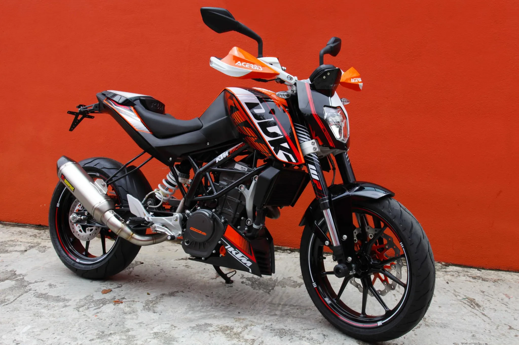 img/3461_ktm-duke-2024-diecast-model-a-detailed-look.webp