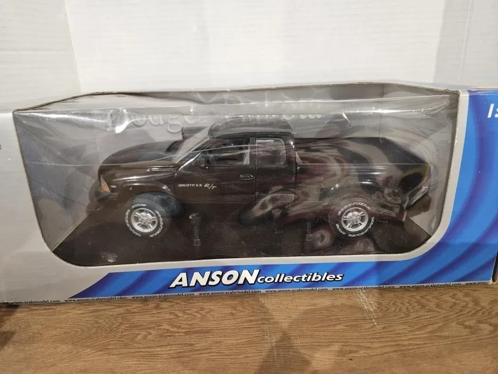 1/18 Scale Diecast Truck Engine Detail