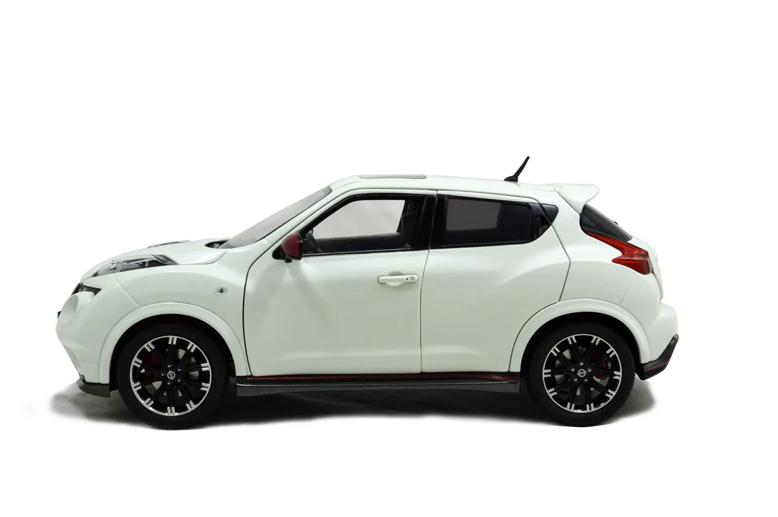 diecast nissan juke display