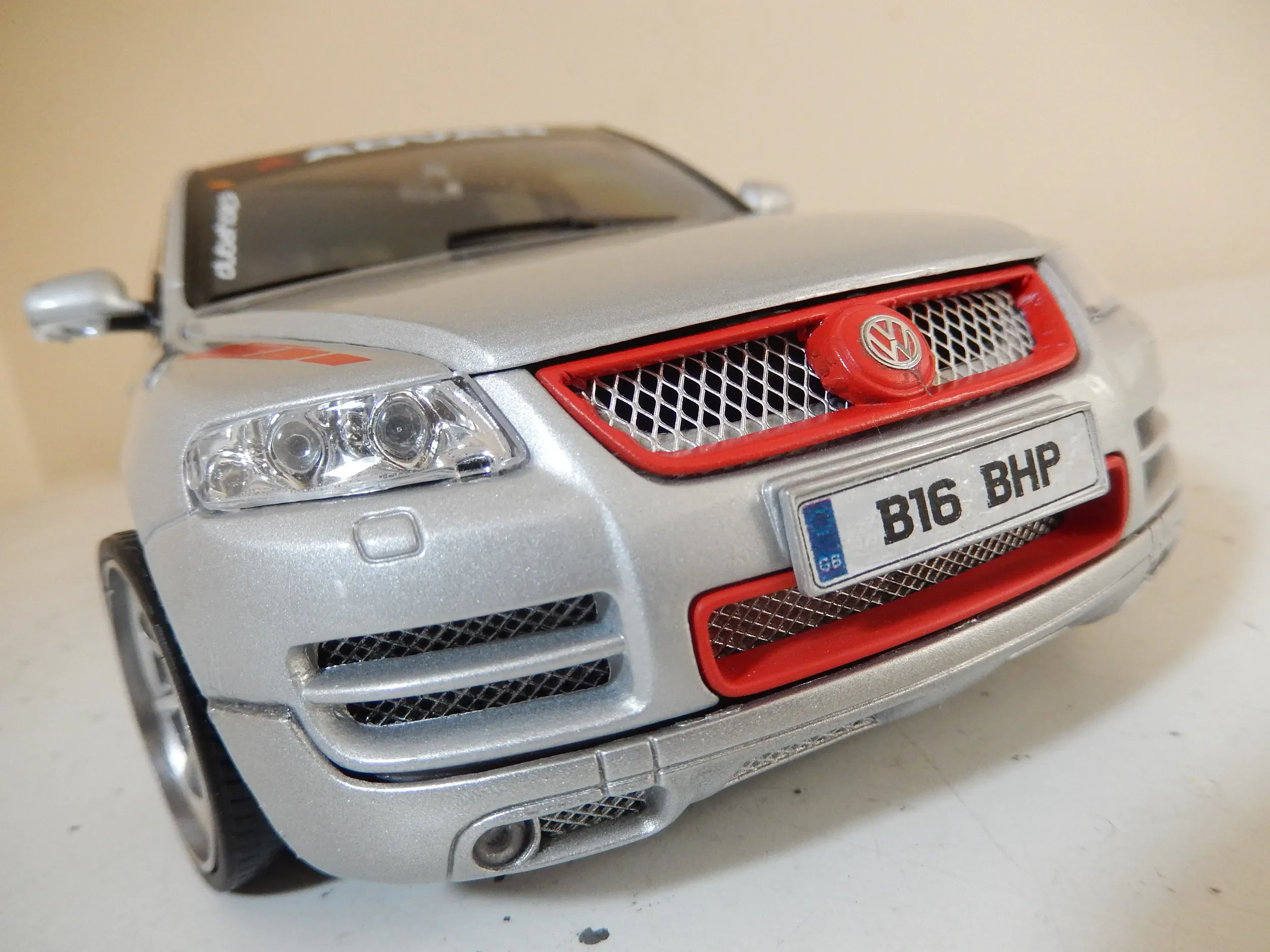 1/18 scale VW Touareg diecast