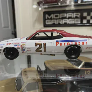 img/3060_david-pearson-autographed-diecast-cars-a-collectors-dream.webp